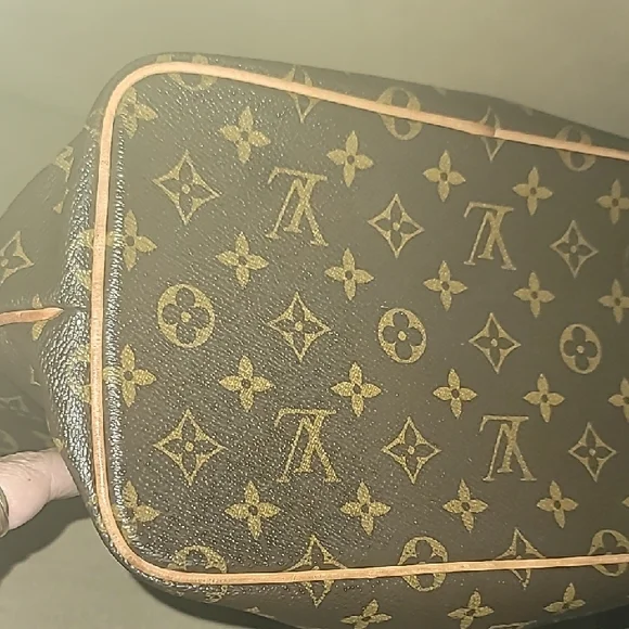 Louis Vuitton Classic Monogram Tote with Tan Accents - Picture 8 of 15